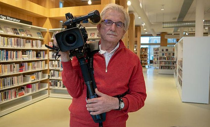 Frans Bromet gaat voor Boekenweek de bibliotheek in