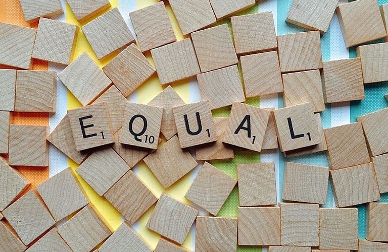 Vrouwen en niet-Westerse personages ondervertegenwoordigd in schoolboeken