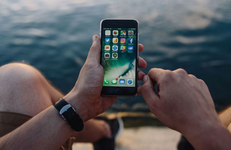 Senioren gebruiken smartphone vaker voor nieuws