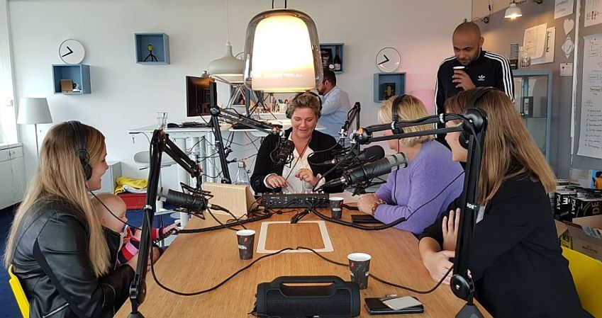 Royalty-magazine Vorsten start podcast: 'Aan het Hof'