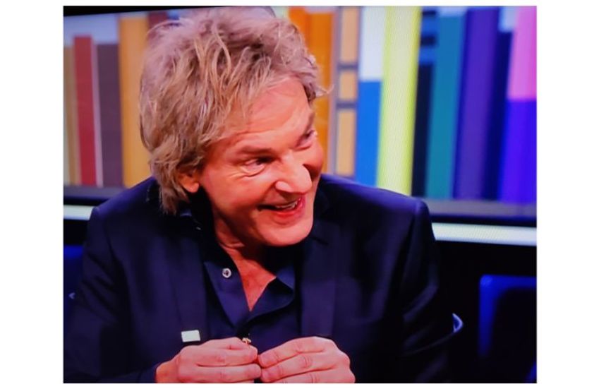 Mathijs van Nieuwkerk ontvangt 'Vriend van het boek'-speldje