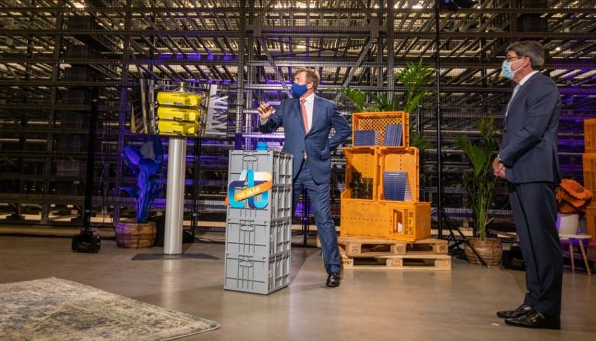 Koning opent nieuw magazijn en kent jarig CB predicaat Koninklijk toe