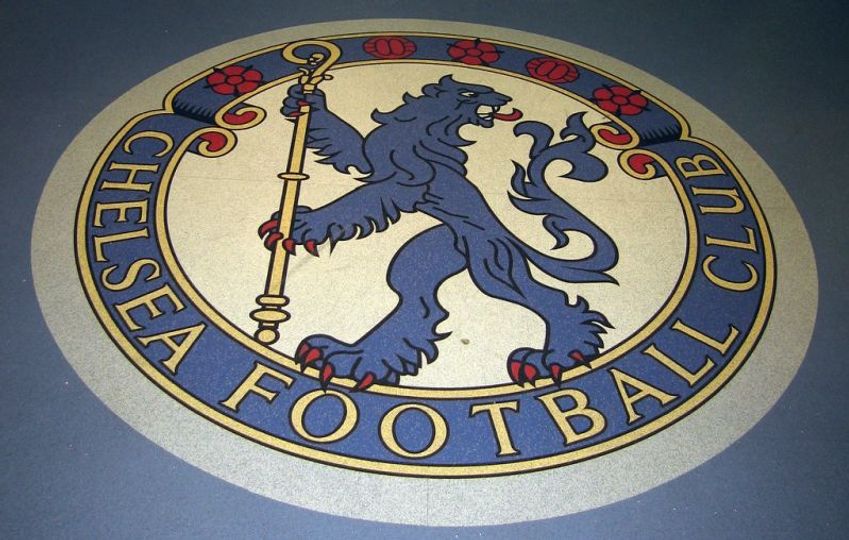 Chelsea baas onderneemt juridische stappen tegen HarperCollins