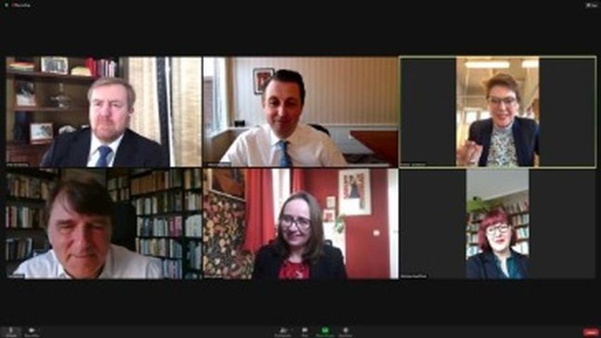 Boekverkopers hebben online gesprek met de Koning