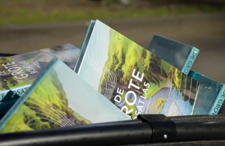 150 Kamerleden ontvangen de 56ste editie van De Grote Bosatlas 