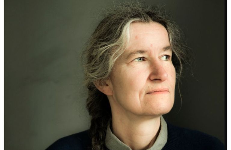 Anjet Daanje wint Libris Literatuur Prijs met Het lied van ooievaar en dromedaris