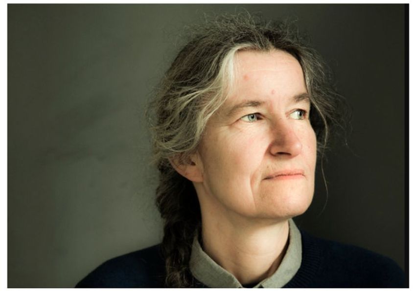 Anjet Daanje wint Libris Literatuur Prijs met Het lied van ooievaar en dromedaris