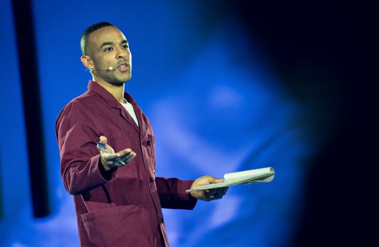 Podcast- en mediamaker Ikenna Azuike wint Dutch Media Week Award 