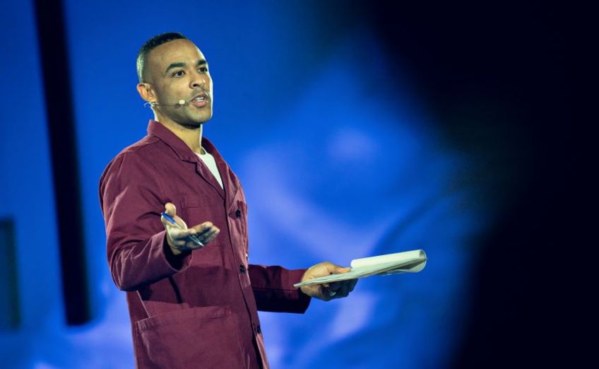 Podcast- en mediamaker Ikenna Azuike wint Dutch Media Week Award 