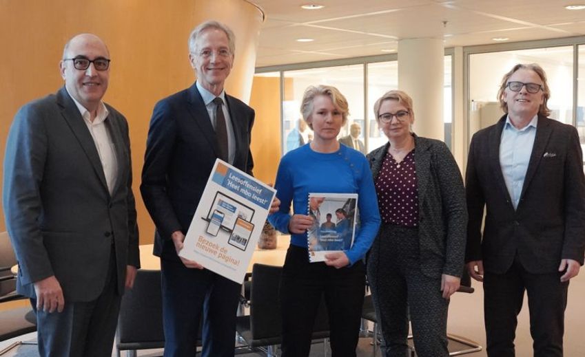 Overhandiging ‘Handreiking Heel mbo leest!’ aan demissionair minister Dijkgraaf