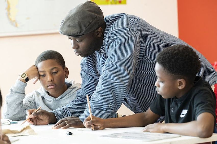 Bekende kinderboekenschrijvers brengen leesplezier op 35 scholen