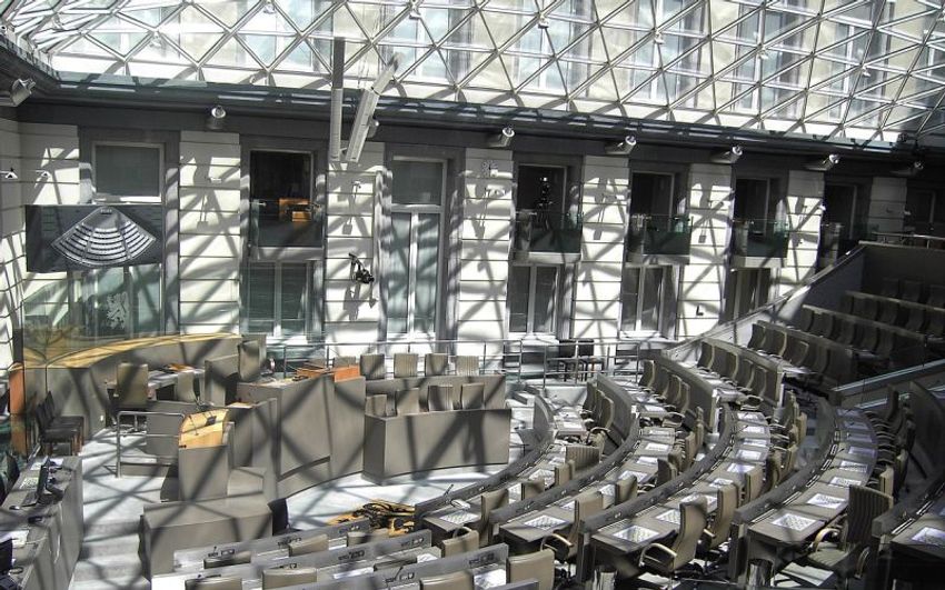 Politici bepalen mee welk nieuws we vertrouwen