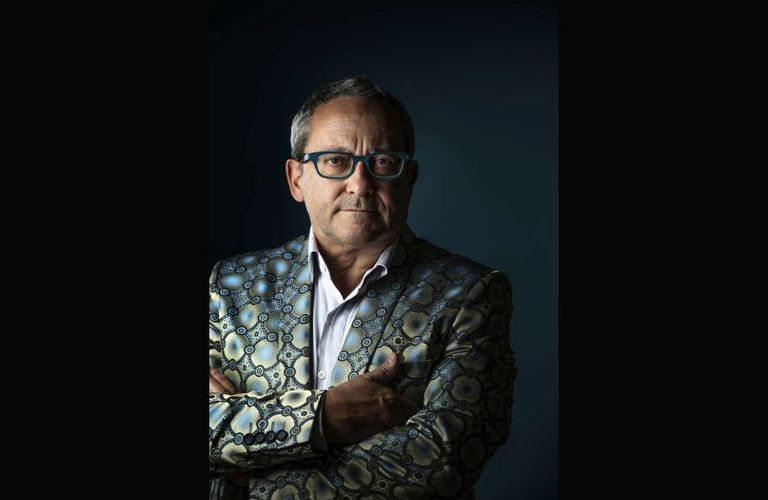 Belgische koning reikt Prijs der Nederlandse Letteren uit aan Tom Lanoye