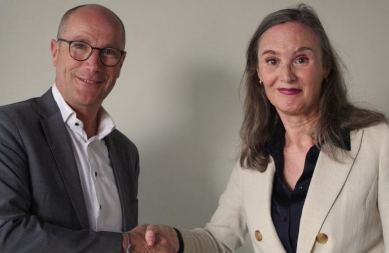 Nieuwe samenwerking bezegeld: Literatour blijft leerlingen inspireren met schrijversbezoek