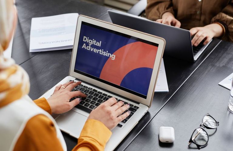 EngageOS: AI laat artikelen en advertenties om dezelfde plek concurreren