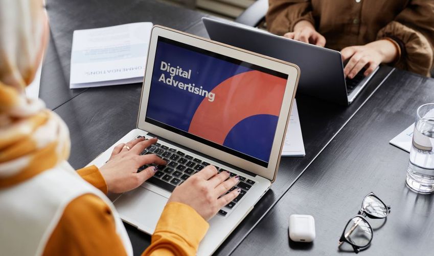EngageOS: AI laat artikelen en advertenties om dezelfde plek concurreren