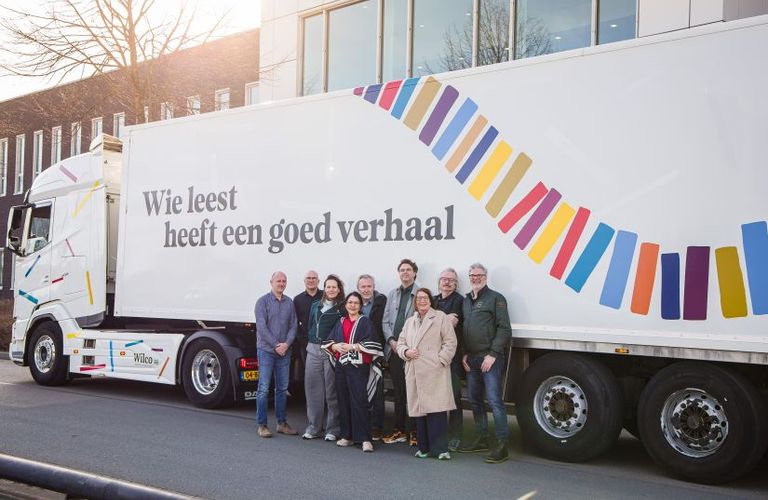 Wilco rijdt met een Wie leest heeft een goed verhaal-vrachtwagen tijdens de Boekenweek