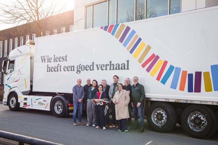 Wilco rijdt met een Wie leest heeft een goed verhaal-vrachtwagen tijdens de Boekenweek