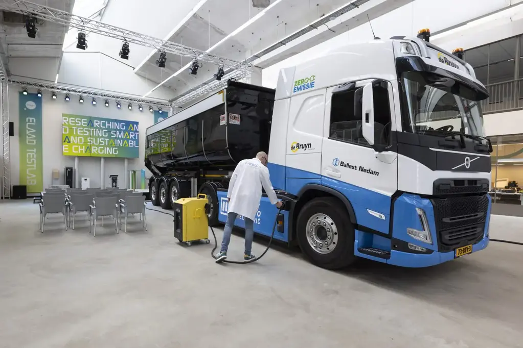 ElaadNL start extra onderzoek naar laadpleinen voor e-trucks