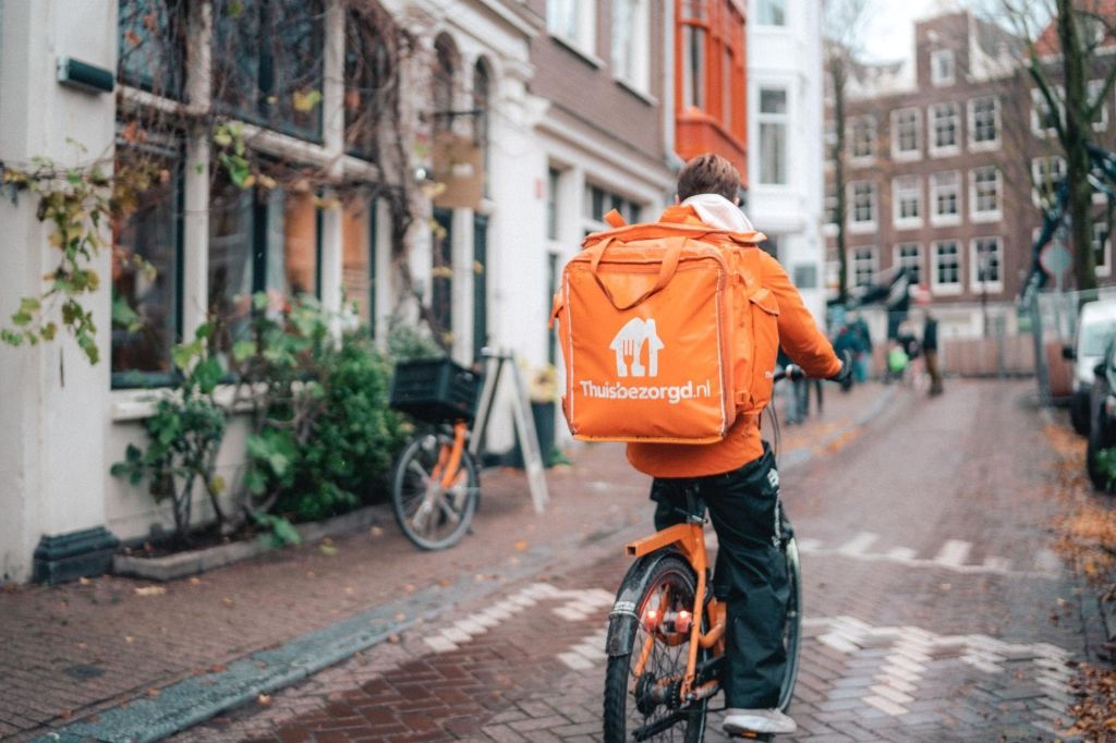 ‘Beperkingen flitsbezorgers helpen Just Eat Takeaway in het zadel’