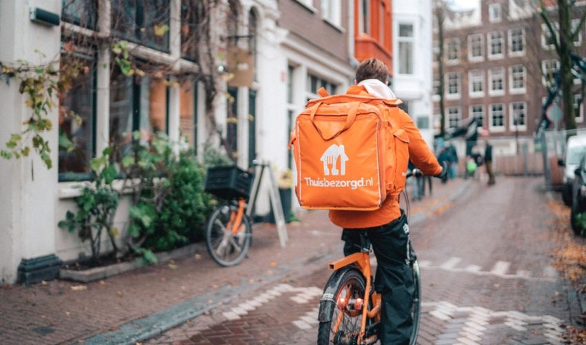 ‘Beperkingen flitsbezorgers helpen Just Eat Takeaway in het zadel’