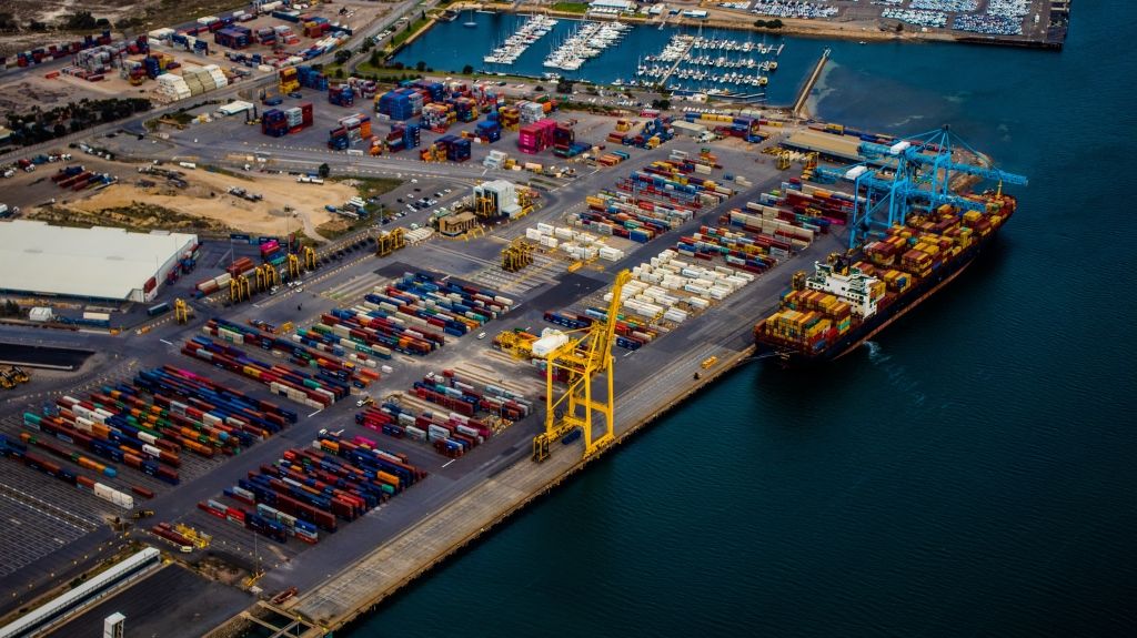 Lege containers stapelen zich op in Chinese havens; tarieven 80% lager