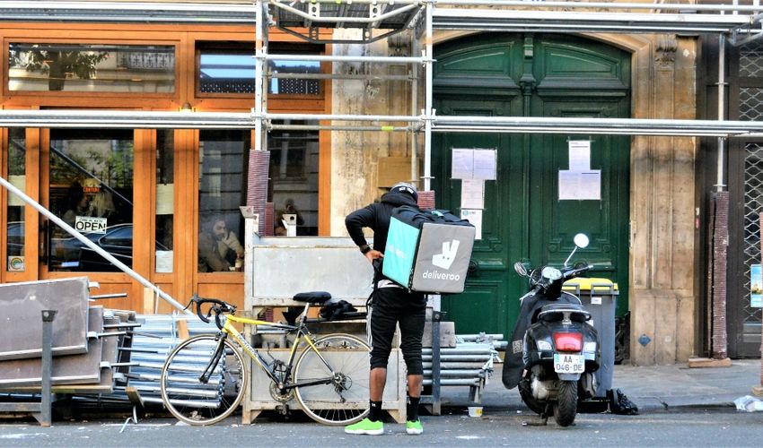 Deliveroo vertrekt volgende maand uit Nederland; compensatie voor bezorgers