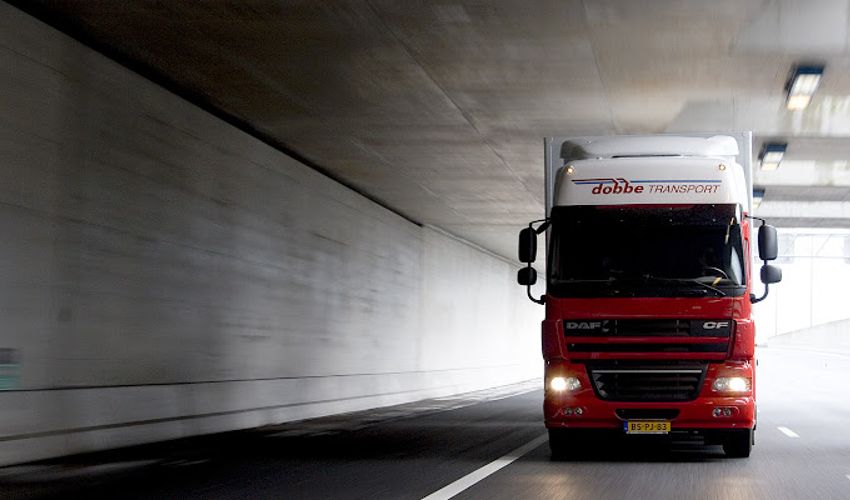 50 vrachtwagens gaan ‘connected’ rijden met slimme verkeerslichten bij Aalsmeer en Schiphol