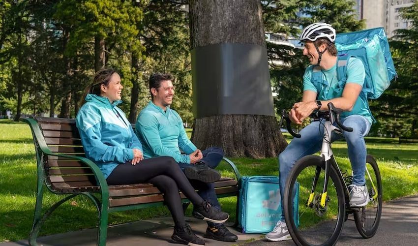 Deliveroo moet koeriers volgens cao behandelen