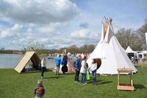 nieuwe tentvormen tijdens de ANWB lentedagen. Opvallend veel jonge gezinnen bezochten dit buitenfestival.