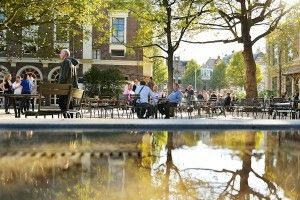 Bezoekers genieten van het nieuwe en vrij toegankelijke Artisplein. Foto Artis, Maarten van der Wal