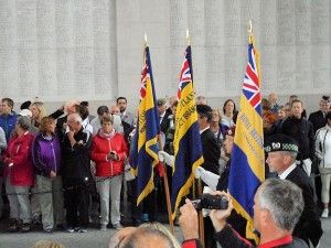 Sinds het einde van WO1 wordt elke avond de Last Post gespeeld bij het herdenkingsmonument in Ieper. En iedere avond komen daar duizenden belangstellenden op af.