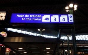 naar de treinen
