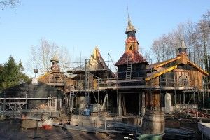 het attractiegebouw in aanbouw
