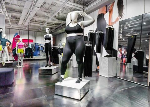 Nike speelt in op diversiteit in de sport met plussize-paspoppen