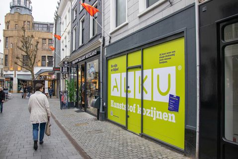 Kozijnenmerk Alku opent eerste brandstore
