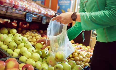 Albert Heijn haalt eerste gratis plastic zakjes voor groente en fruit weg