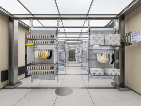 Ondergoed shoppen in een industrieel storedesign 