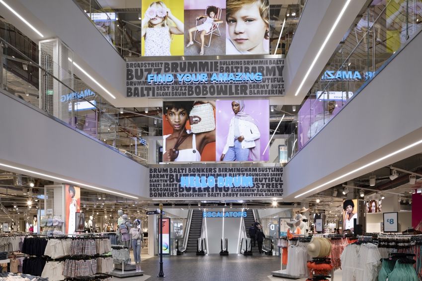 Hoe Primark nog altijd zijn pijlen op de winkelstraat richt
