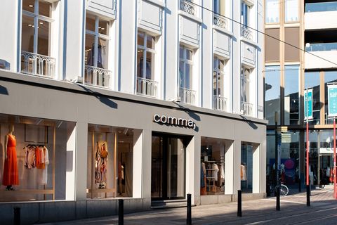 Een damesmodezaak met ronde vormen en nude-tinten