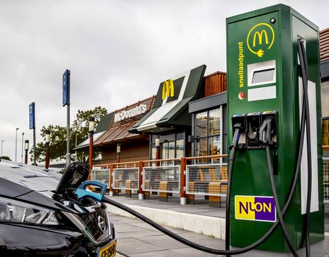 McDonald's zet laadpalen bij alle McDrives