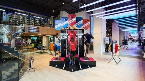 Dit is waarom Asics vol op eigen winkels inzet