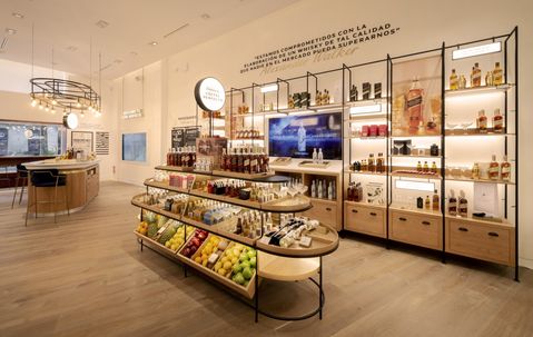 Deze Johnnie Walker-winkel haalt de Highlands naar Spanje