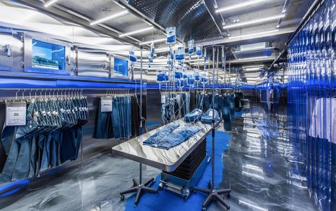 In deze onbemande winkel liggen jeans aan het infuus
