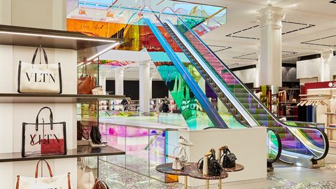 Een kleurrijke Rem Koolhaas-roltrap als eyecatcher van Saks Fifth Avenue