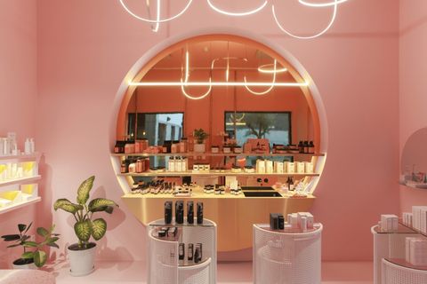 Een cosmeticawinkel, restaurant en vijftig tinten roze onder één dak