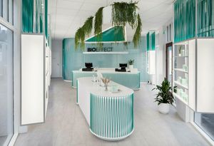 'Zwevende' winkelschappen in deze klinische cosmeticastore