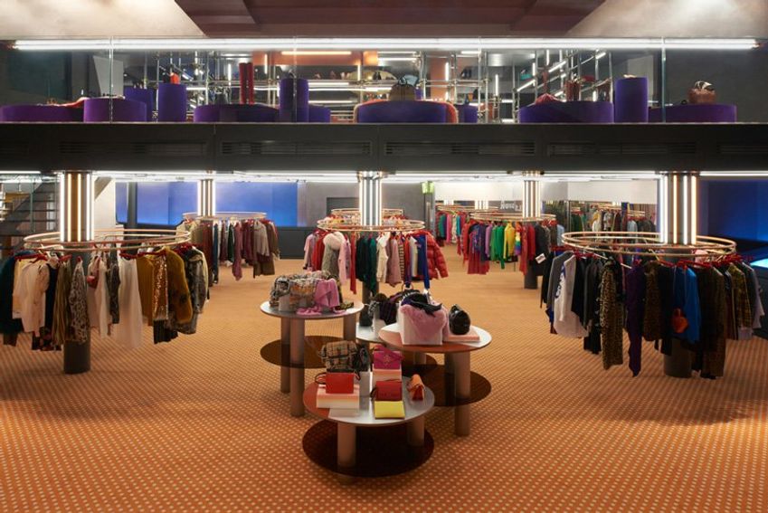 Zilverwerk, steigerpijpen en witte neonverlichting bij Excelsior Milano