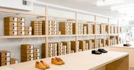 Een schoenenwinkel met vooral schoenendozen
