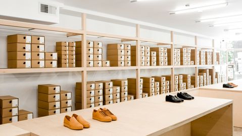 Een schoenenwinkel met vooral schoenendozen